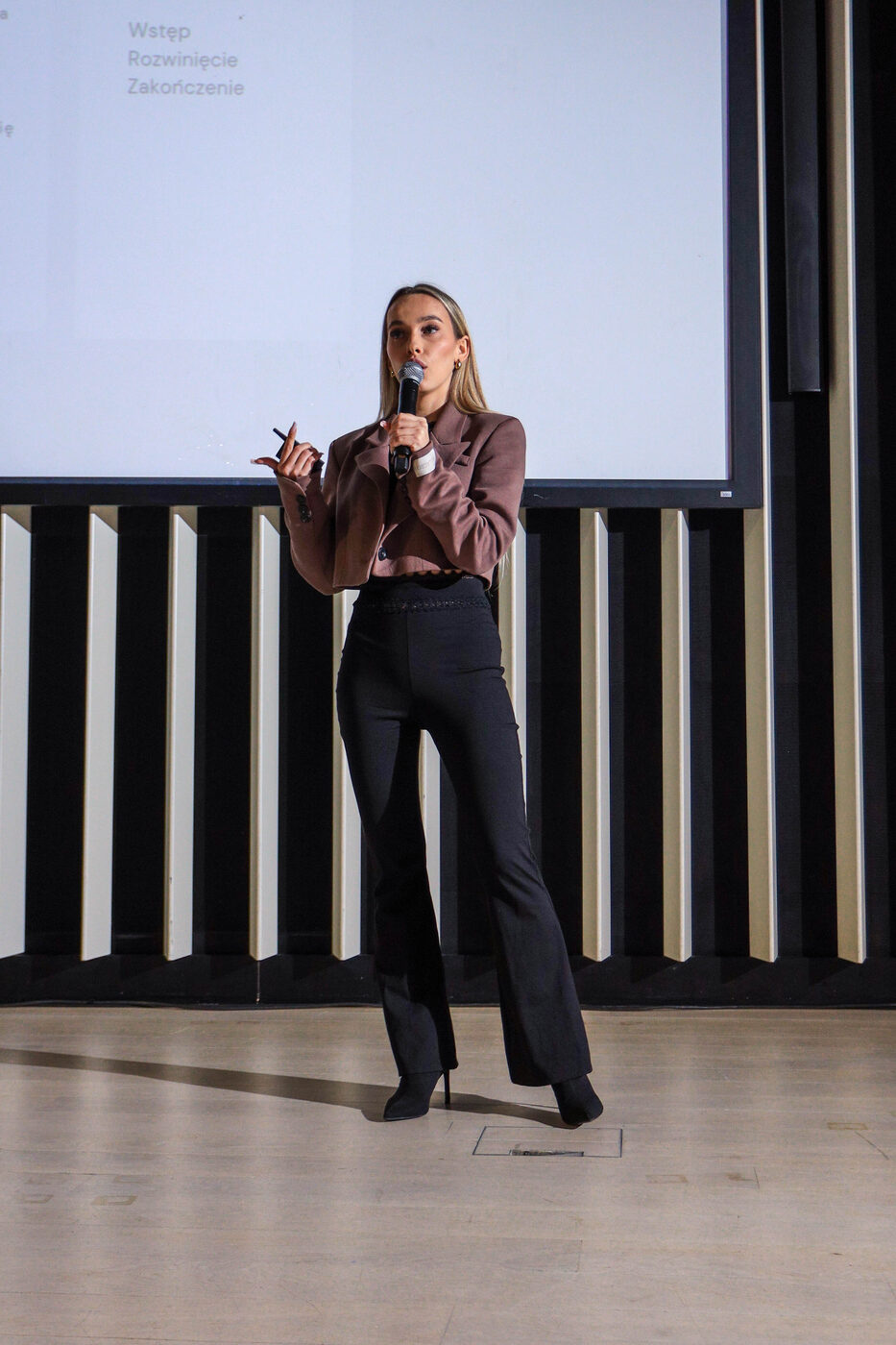 Kamila Radzioch prowadzi szkolenie instruktorskie na scenie, Sosnowiec