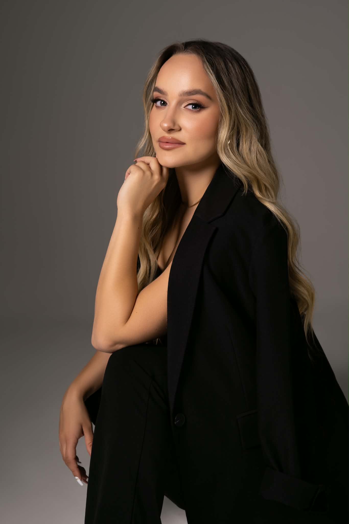 Kinga Radzioch, portret studyjny, właścicielka salonu i zespołu siedmiu stylistek